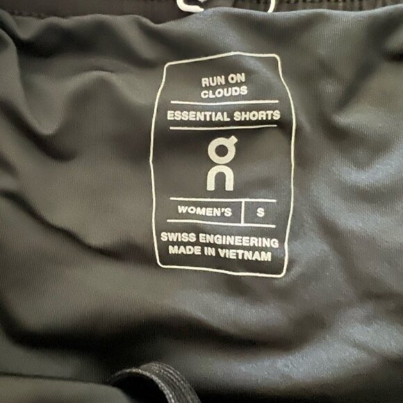 On running women’s essential shorts - Picture 4 of 7